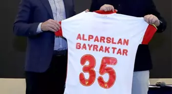 AK Parti Gençlik Kolları Başkanı Eyyüp Kadir İnan, Bakan Bayraktar'a Göztepe forması hediye etti