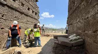 Aspendos Antik Kenti'nde Bulunan 2 Bin Yıllık Heykeller Arkeologları Heyecanlandırdı