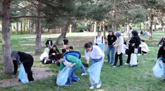 Atatürk Üniversitesi öğrencileri kampüste çöp topladı