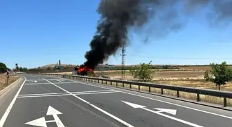 Şanlıurfa'da Emniyet Personelini Taşıyan Midibüs Alev Alev Yandı