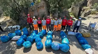 AKUT Afyonkarahisar ekibi tarihi kalede temizlik yaptı