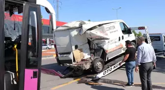 Kontrolden çıkan özel halk otobüsü otomobil ve minibüsü biçti: 1 yaralı