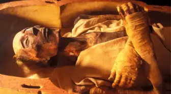 Mısır'ın en güçlü firavununa ait mumya, ölümünden 3.000 yıl sonra bir manastırın altındaki gizli mezarda keşfedildi.