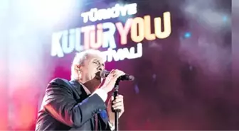 Yavuz Bingöl Şanlıurfa Kültür Yolu Festivali'nde muhteşem bir konser verdi