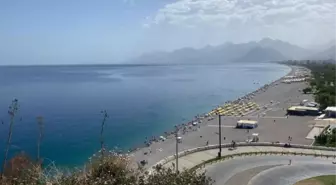 Antalya'da sıcak hava, tatilcileri Konyaaltı Sahili'nden kaçırdı