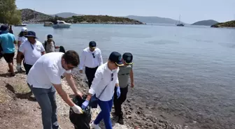 Bodrum'da Gönüllüler Plaj Temizliği Yaptı