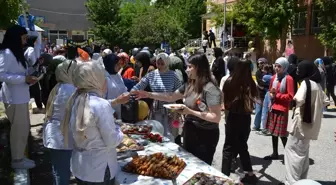 Muş'ta lise öğrencileri atık malzemelerden yapılan ürünleri sergiledi