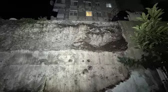 Fatih'te tarihi yapıya bitişik istinat duvarı çöktü