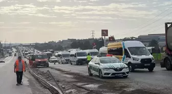 Gebze'de Hafriyat Kamyonu Devrildi, Sürücü Yaralandı
