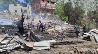 Sinop'un Boyabat ilçesinde çıkan yangında 3 ev ile 2 ambar kullanılamaz hale geldi