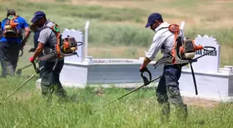 Tekirdağ'da Kurban Bayramı öncesi mezarlıklarda ve camilerde temizlik çalışması