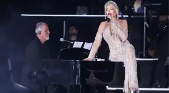 Ajda Pekkan kariyerindeki ilk stadyum konserini verdi! Sahnede ünlü geçidi yaşandı