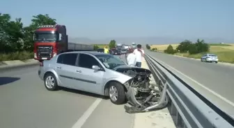 Amasya'da otomobil bariyere çarptı: 3 kişi yaralandı