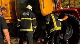 Adana'da biçerdöver devrildi, sürücü yaralandı