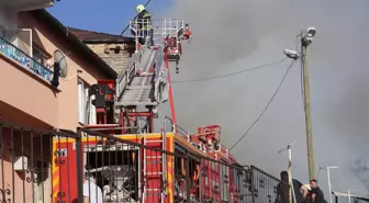 Bayburt'ta çıkan yangında 3 ev zarar gördü