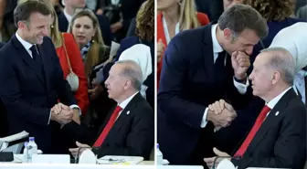 Cumhurbaşkanı Erdoğan, G-7 Zirvesi'nde yanına gelen Fransa Cumhurbaşkanı Macron ile görüştü