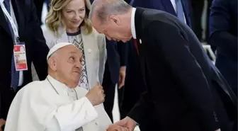 Cumhurbaşkanı Erdoğan, G7 Zirvesi'nde Papa Franciscus sohbet etti