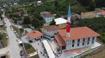 Düzce'deki depremde yıkılan cami tekrar ibadete açıldı