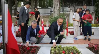 Arife gününde şehitlik ve mezarlıkları ziyaret edenler yakınları için dua okudu