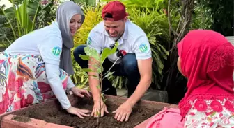 Gamze Özçelik ve Reshad Strik çifti balayı yerine Tanzanya'ya yardım götürmeye gitti