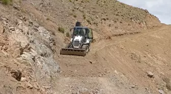 Siirt'te heyelan nedeniyle bozulan yayla yolu açıldı