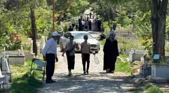 Sorgun'da Vatandaşlar Kurban Bayramı Arifesinde Mezarlıkları Ziyaret Etti