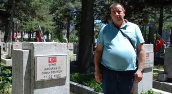 Eskişehir'de vatandaşlar bayramın ilk gününde şehitlikleri ziyaret etti