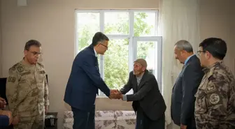 Hakkari Valisi Ali Çelik şehit ailelerinin bayramını kutladı