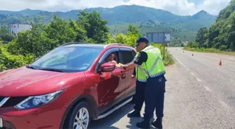 Giresun Jandarması Trafik Denetimlerinde Vatandaşlara Çikolata İkram Etti