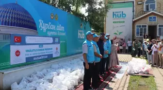 TDV, Kazakistan'daki engellilere ve ihtiyaç sahibi ailelere kurban eti dağıttı