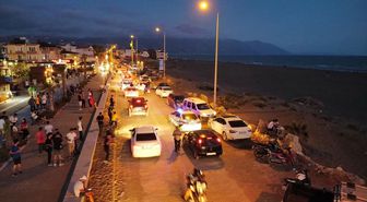 Minibüsün Çarptığı Direk, Otomobilin Üzerine Düştü