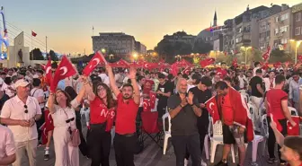 İzmit'te Vatandaşlar Türkiye-Gürcistan Maçını Dev Ekrandan İzledi