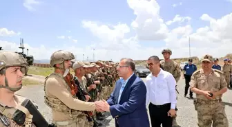 Kars Valisi Ziya Polat, Çemçe-Madur'daki üs bölgesinde askerlerle bayramlaştı