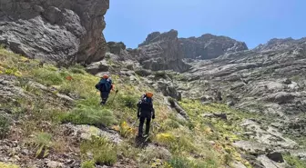 Hakkari'de Dağcılar Sümbül Dağı'na Zirve Tırmanışı Başlattı