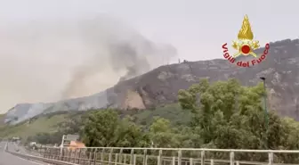 İtalya'nın Napoli kentinde çıkan orman yangını kontrol altına alındı