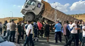 Gaziantep'te Kamyon ile Tır Çarpışması Sonucu 1 Kişi Hayatını Kaybetti