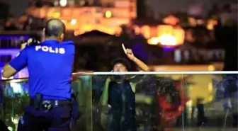 Antalya'da seyir terasında intihara kalkışan genç polis tarafından ikna edildi