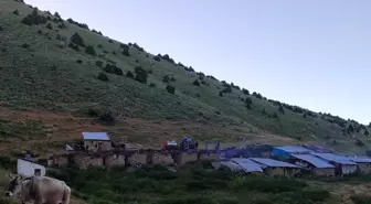 Sivas'ın Hafik ilçesinde sobadan çıkan yangında 5 yayla evi kullanılamaz hale geldi