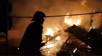 Şanlıurfa'da bir binanın çatı katında çıkan yangın korkuttu