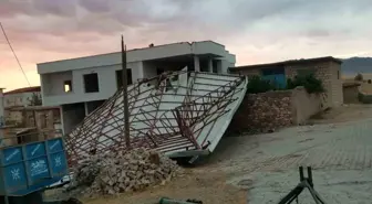 Diyarbakır'da fırtına nedeniyle cami çatısı uçtu