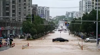 Çin'in Huangshan kenti sağanak yağış ve fırtınaların etkisi altında