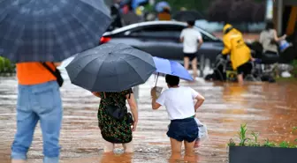 Çin'in Hunan eyaletinde sağanak yağış nedeniyle 15 yol sular altında kaldı