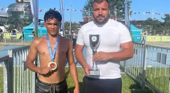 Afyonkarahisar Gençlik ve Spor İl Müdürlüğü Sporcusu Ali Uysal, Yağlı Güreş Ligi'nde Şampiyon Oldu