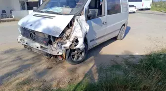 Sakarya'da servis midibüsü ile panelvan aracı çarpıştı: 3 yaralı