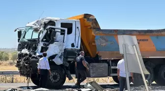 Diyarbakır'da Kamyon Çarpışması: 2 Kişi Yaralandı