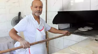 Hatay'da Fırıncılar Kavurucu Sıcakta Zorlu Mesai Yapıyor