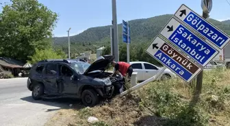 Sakarya'da otomobil ile tır çarpışması: İki kişi yaralandı