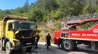 İnebolu'da hafriyat kamyonunda çıkan yangın söndürüldü