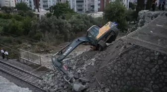 Hatay'da demir yolunda toprak kayması: Bir işçi yaralandı