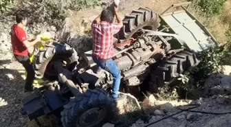 Adıyaman'ın Besni ilçesinde traktör devrildi, sürücü yaralandı